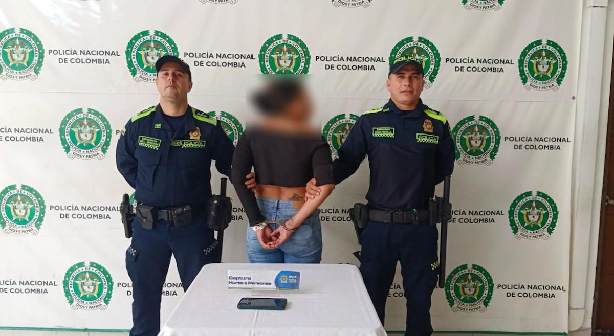 Mujer le robó el celular a un extranjero y la comunidad casi la lincha en Bucaramanga
