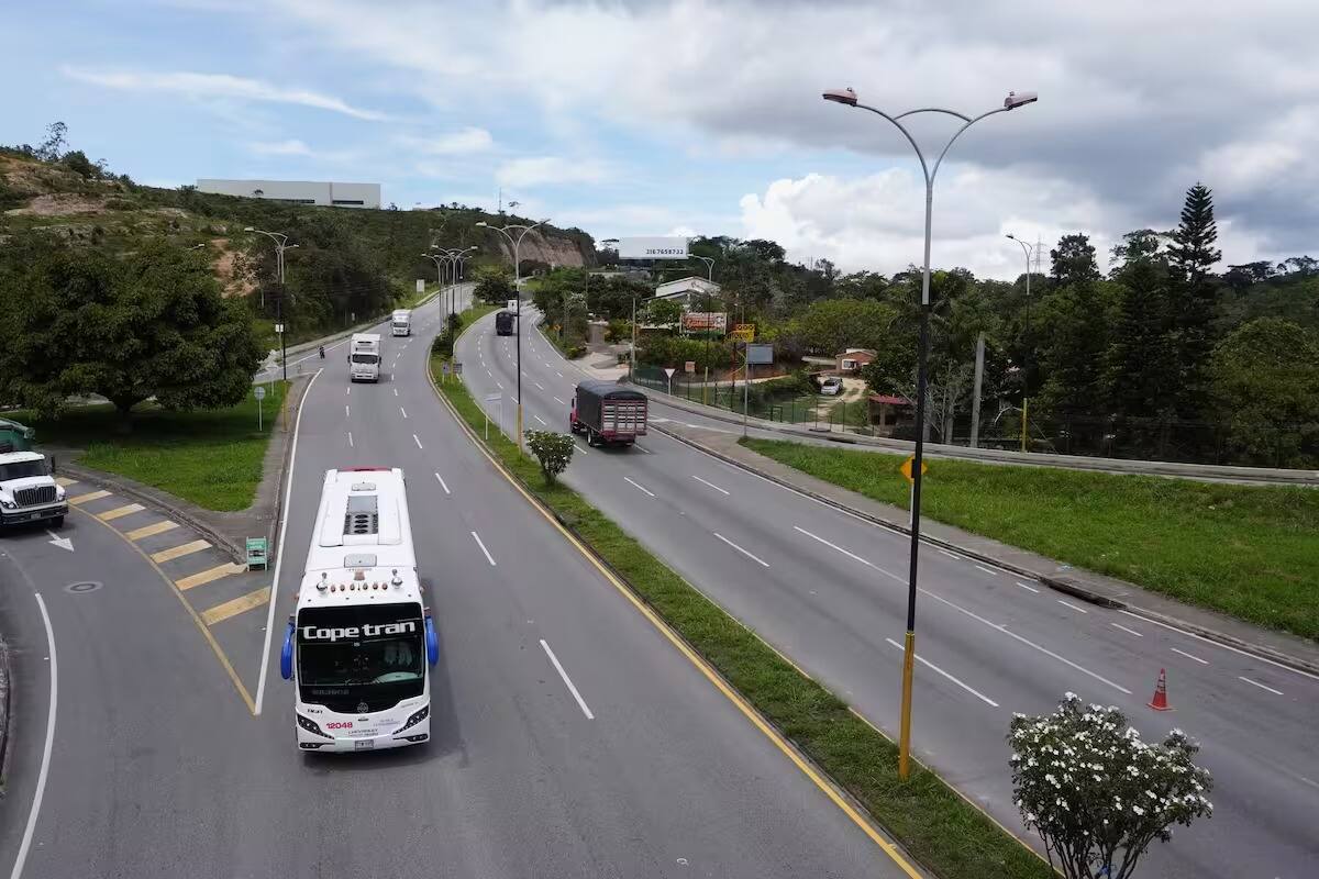 Mujer pierde parte de sus dedos en aparatoso accidente en la vía al aeropuerto de Girón