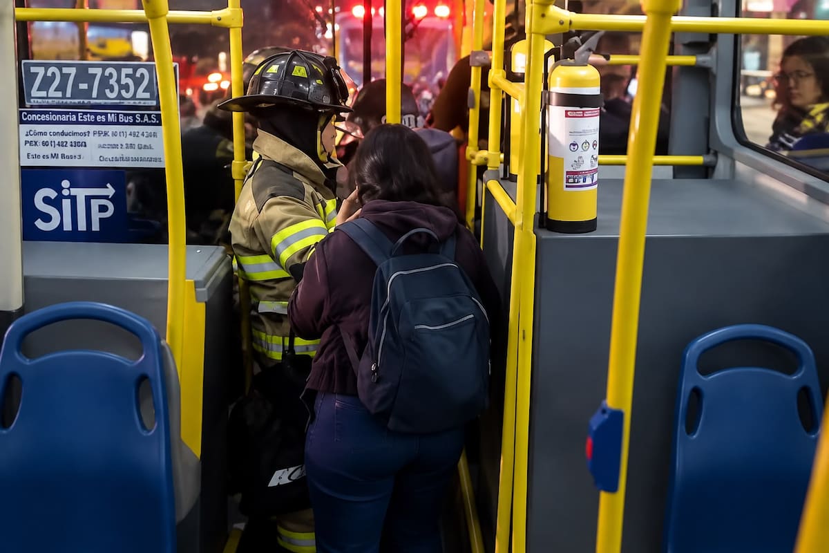 Mujer quedó atrapada en un torniquete en un bus del Sitp en Bogota, fotografía: generada con ia