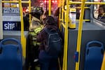 Mujer quedó atrapada en torniquete de bus del SITP en Bogotá: Bomberos tuvieron que rescatarla