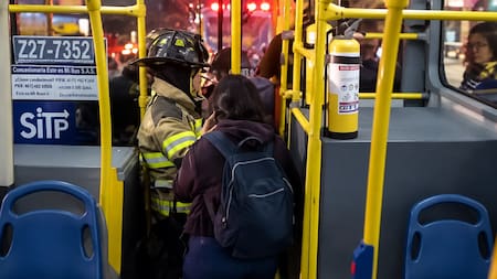 Mujer quedó atrapada en torniquete de bus del SITP en Bogotá: Bomberos tuvieron que rescatarla