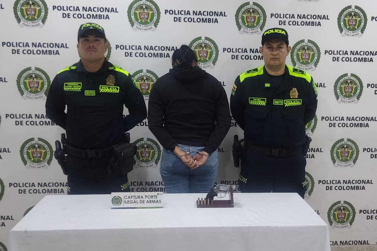 Mujer realizó disparos en plena vía pública en Floridablanca y terminó capturada