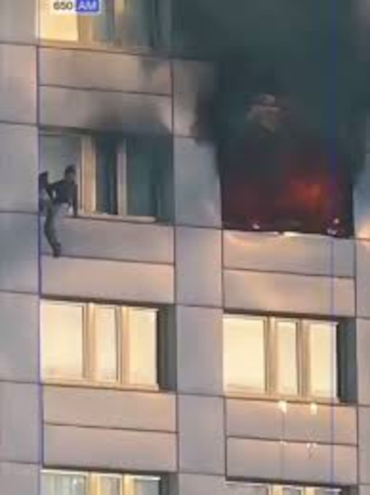 Video: el dramático momento en el que un bombero atrapó a una mujer que saltó de un piso 11 en llamas.