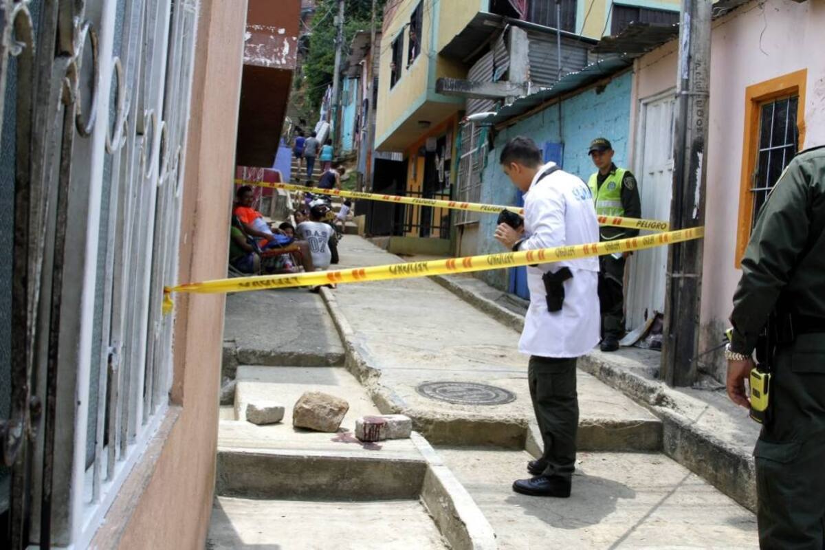 En este sitio del barrio Olas II cayó el cuerpo de la adulta mayor, tras recibir un tiro en el ojo. (Foto: Marco Valencia/VANGUARDIA LIBERAL)
