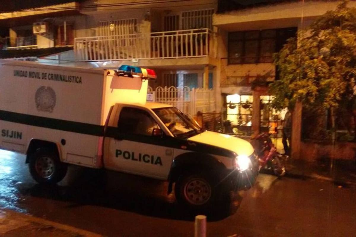 La Unidad Móvil del Laboratorio de Criminalística de la Sijín estuvo en el sitio de los hechos, realizando la diligencia de levantamiento del cadáver y fijando evidencias. (Foto: Marco Valencia/VANGUARDIA LIBERAL)