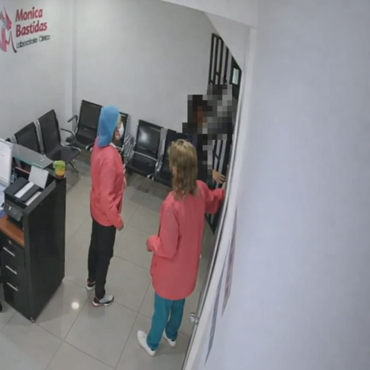 Mujeres asustadas en un laboratorio en Bogotá donde ingresó un hombre desnudo y con una máscara. Luego de gritos y llamado al CAI del 20 de Julio, el sujeto fue capturado.