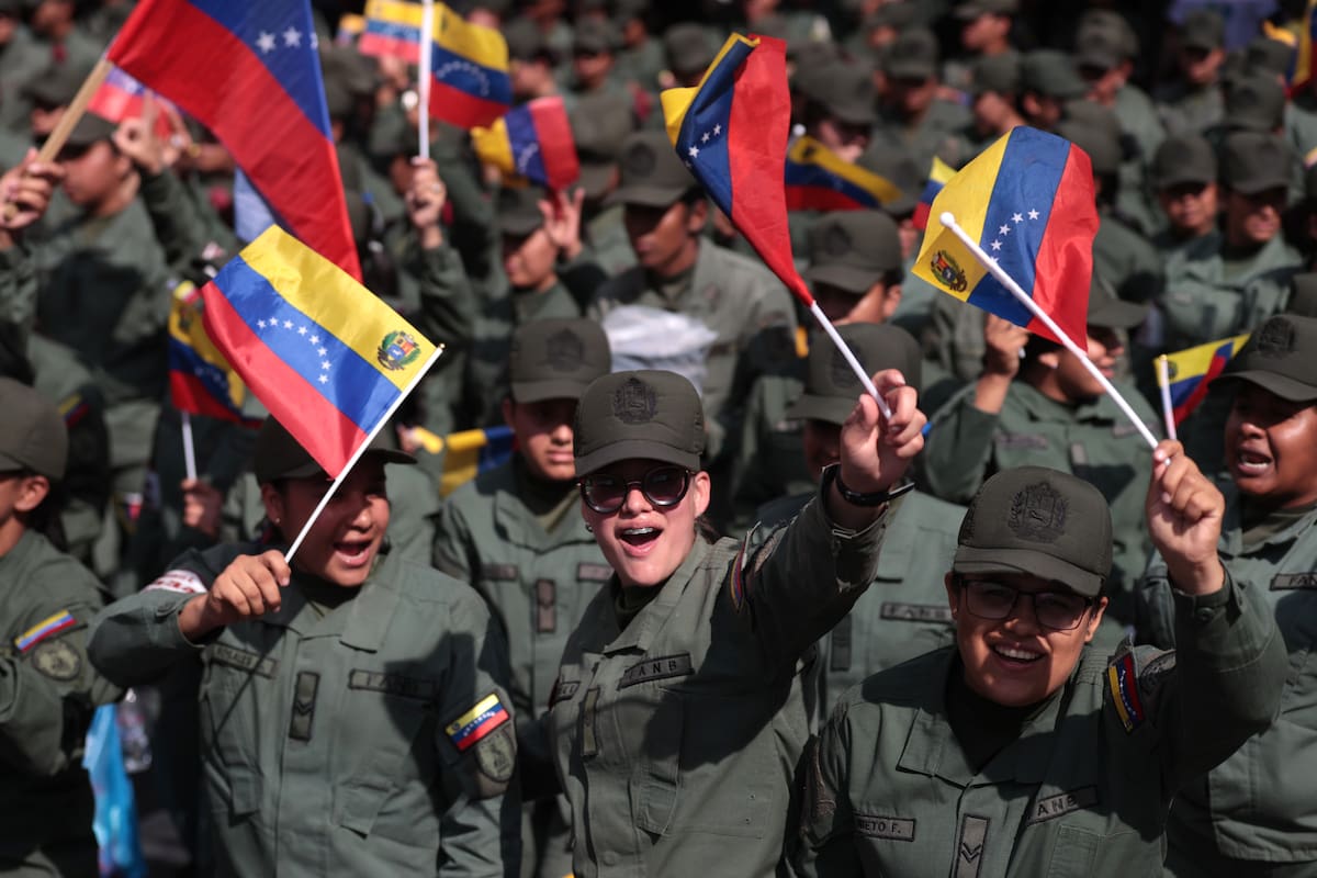 Mujeres integrantes de la Fuerza Armada Nacional Bolivariana (FANB) participan en una marcha del chavismo este martes, en Caracas (Venezuela). Miles de mujeres chavistas marcharon para expresar su respaldo a Delcy Rodríguez, de quien dijeron "no está sola" tras jurar como presidenta encargada de Venezuela, luego de que el mandatario Nicolás Maduro y su esposa, Cilia Flores, fueran capturados en medio de un ataque militar de EE.UU. al país suramericano. EFE/ Ronald Peña R