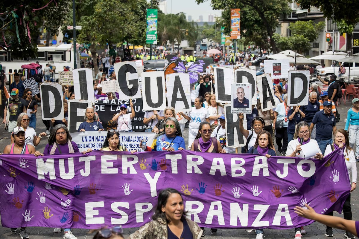 Mujeres participan en una marcha