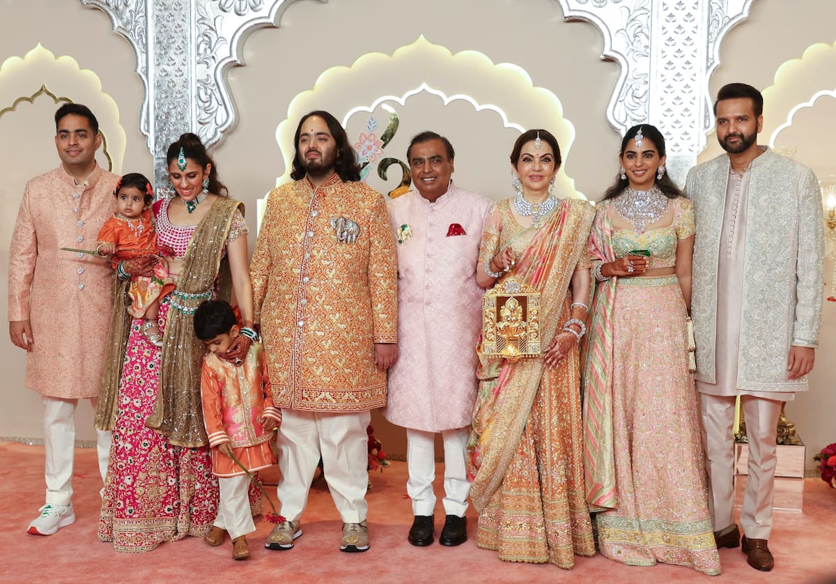 El presidente de Reliance Industries, Mukesh Ambani (C), con su esposa Neeta Ambani (3R), su hijo mayor Akash Ambani (L) y su esposa Shloka Mehta (2L), su hijo menor Anant Ambani (3R), su hija Isha Ambani (2R). y su yerno Anand Piramal (R) asisten a la boda de Anant Ambani y Radhika Merchant en el centro de convenciones JIO World, en Mumbai, India, 12 de julio de 2024. EFE //