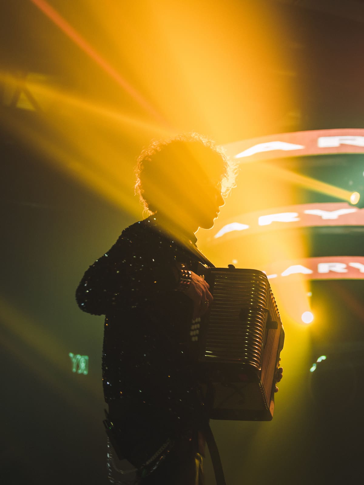 Entre la tradición de su abuelo y la fascinación por los sintetizadores nació una pregunta que todavía guía su música: ¿qué más puede hacer un acordeón? Mulett lleva años buscando la respuesta.