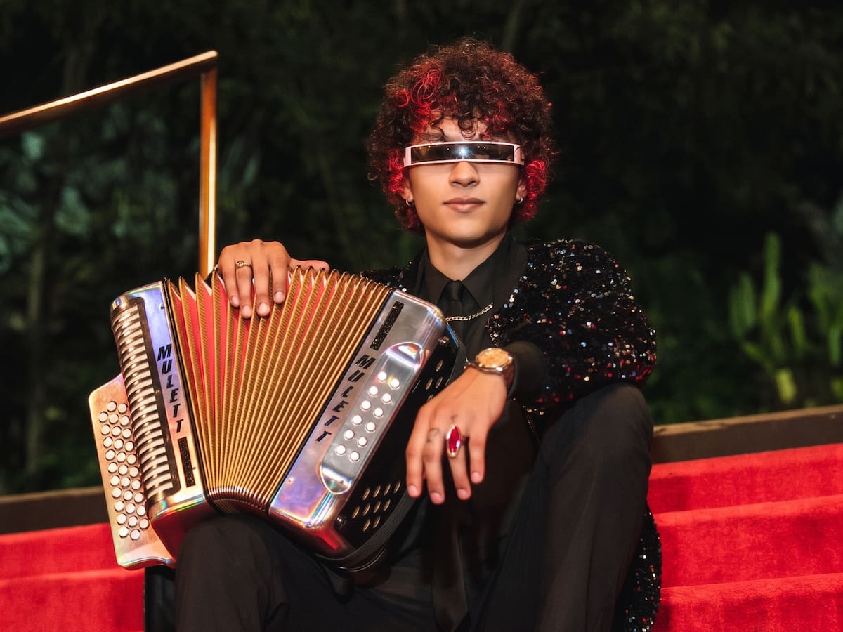 ¿Qué pasa cuando un acordeón vallenato se encuentra con la electrónica? Mulett responde con Vallenatronic, una propuesta que busca llevar este instrumento colombiano a la escena musical global.