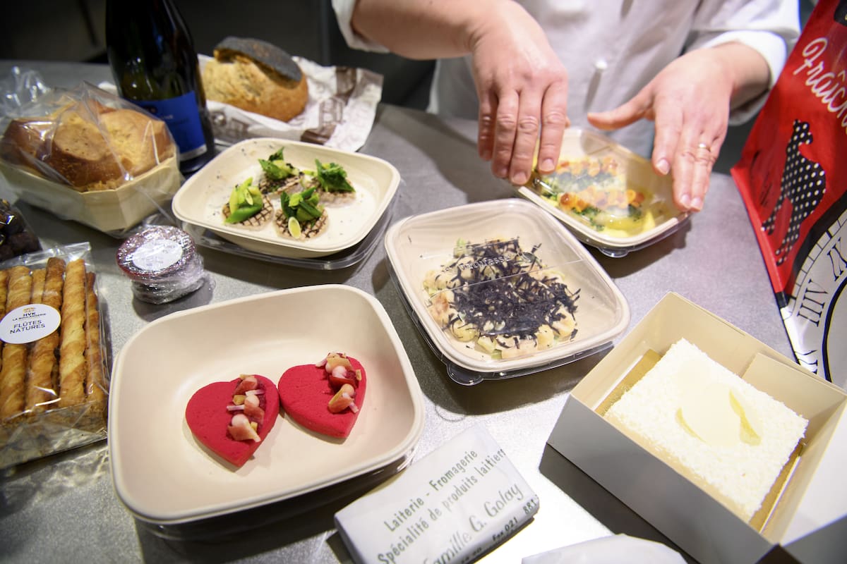 Fotografía de archivo, tomada el 13/02/2021, que muestra comida en un restaurante de Crissier, en Suiza. EFE/EPA/LAURENT GILLIERON