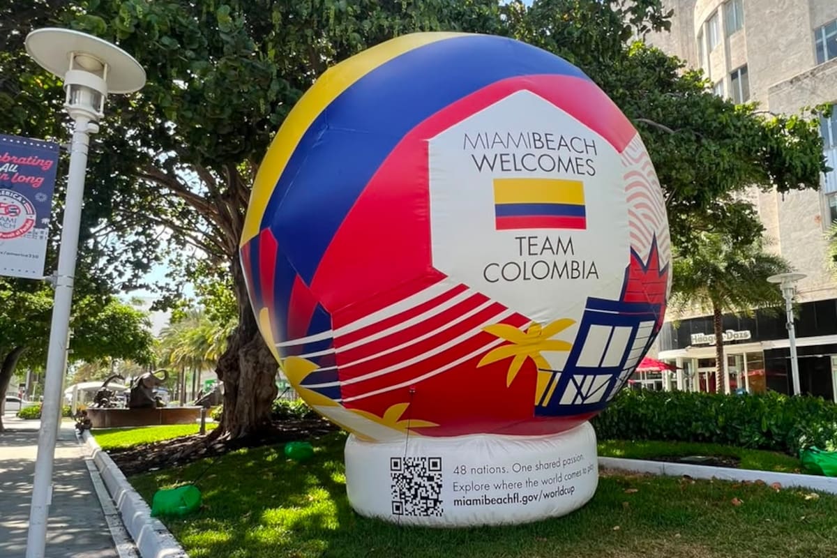 Desde el 5 de junio y hasta el 19 de julio, cuarenta y ocho de esos balones están dispersos por los espacios públicos de Miami Beach. Foto: Alejandra Barrios.