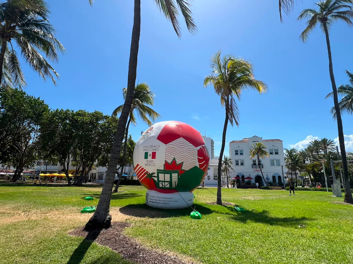 Desde el 5 de junio y hasta el 19 de julio, cuarenta y ocho de esos balones están dispersos por los espacios públicos de Miami Beach. Foto: Alejandra Barrios.