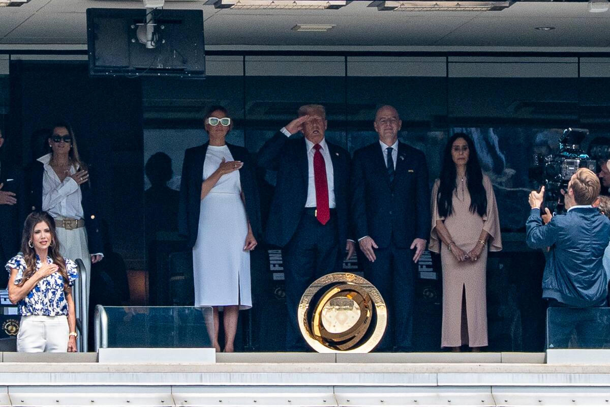 AMDEP8199. NUEVA JERSEY (ESTADOS UNIDOS), 13/07/2025.- El presidente de Estados Unidos, Donald Trump (c); la primera dama, Melania Trump (c-i); el presidente de la FIFA, Gianni Infantino (c-d), y su esposa Leena Al Ashqar asisten este domingo, al partido de la final del Mundial de Clubes entre Chelsea FC y París Saint-Germain (PSG ) en el estadio MetLife en Nueva Jersey (Estados Unidos). EFE/ Ángel Colmenares