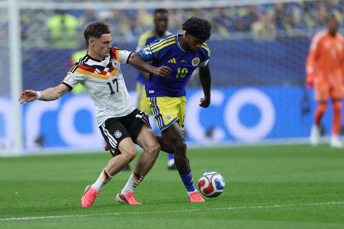 HOUSTON (TEXAS), 14/06/2026.-El centrocampista alemán Florian Wirtz, y el centrocampista de Curazao Leandro Bacuna, durante el partido del grupo C del Mundial 2026 entre las selecciones de Alemania y Curazao, este domingo en el NRG Stadium de Houston (Texas).-EFE/ Carlos Ramírez