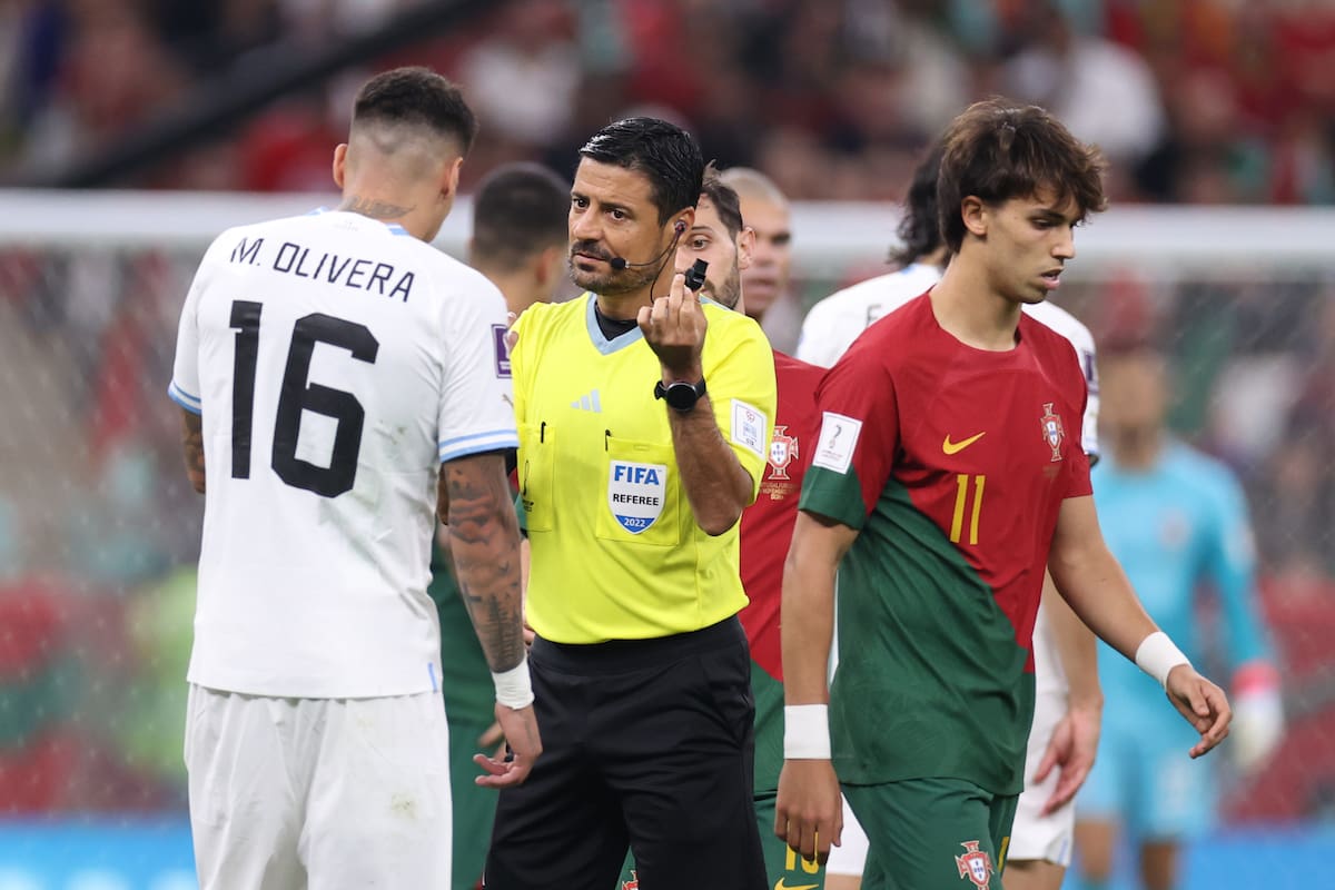 GR1534. LUSAIL (CATAR), 28/11/2022.- El árbtiro irani Alireza Faghani (c) hoy, en un partido de la fase de grupos del Mundial de Fútbol Qatar 2022 entre Portugal y Uruguay en el estadio Lusail en la ciudad de Lusail (Catar). EFE/ Juan Ignacio Roncoroni
