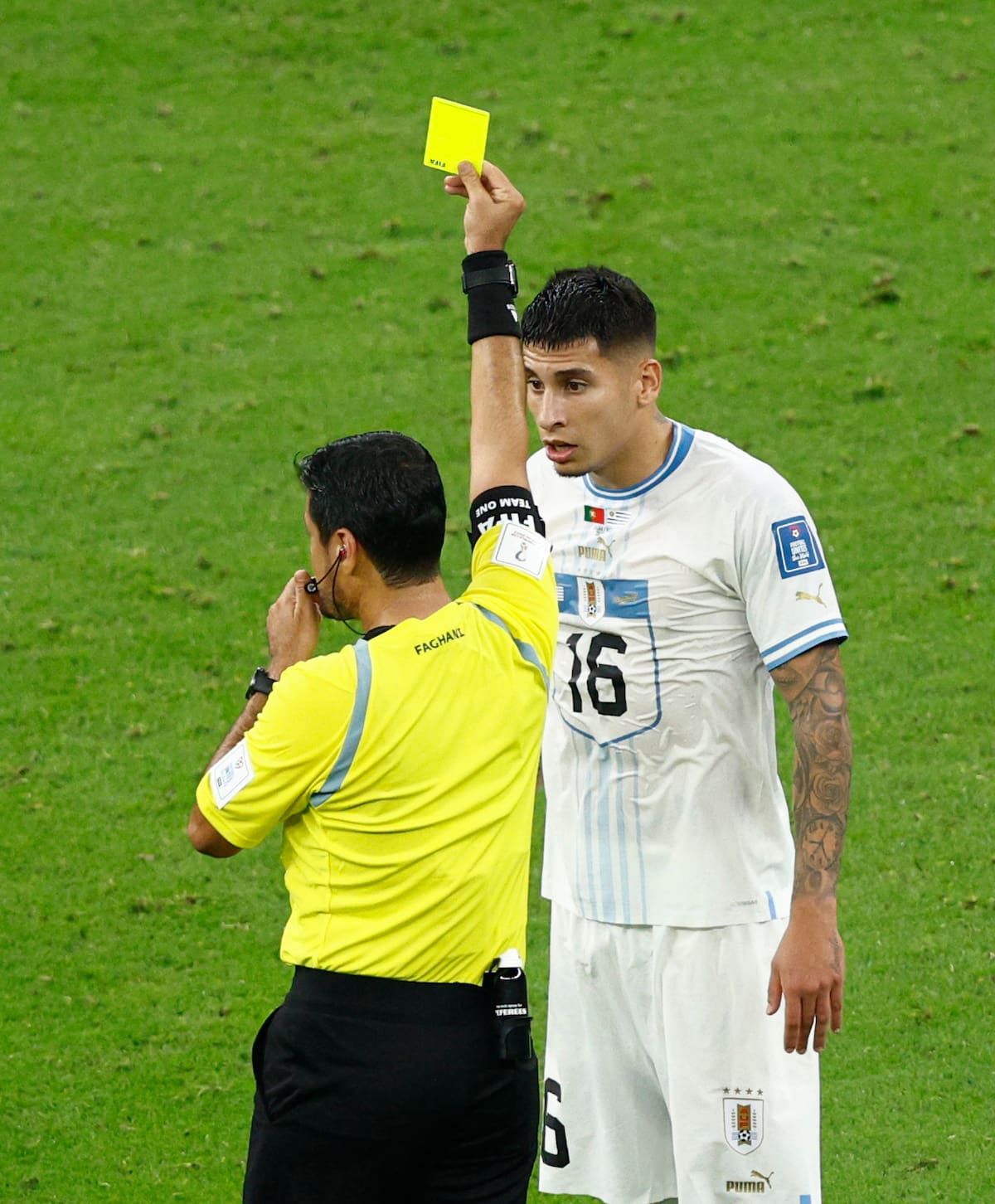 . LUSAIL (CATAR), 28/11/2022.- El árbitro iraní Alireza Faghani sanciona con tarjeta amarilla a Mathías Olivera de Uruguay hoy, en un partido de la fase de grupos del Mundial de Fútbol Qatar 2022 entre Portugal y Uruguay en el estadio Lusail en la ciudad de Lusail, (Catar). EFE/Rodrigo Jiménez