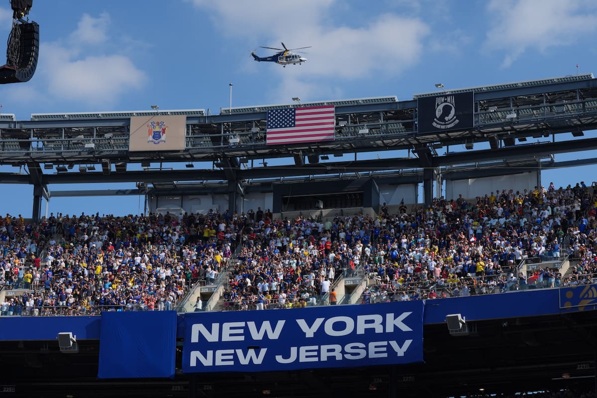 Aficionados asisten este martes, a un partido de los dieciseisavos del Mundial de la FIFA 2026 entre Francia y Suecia en el estadio MetLife en Nueva Jersey (Estados Unidos).