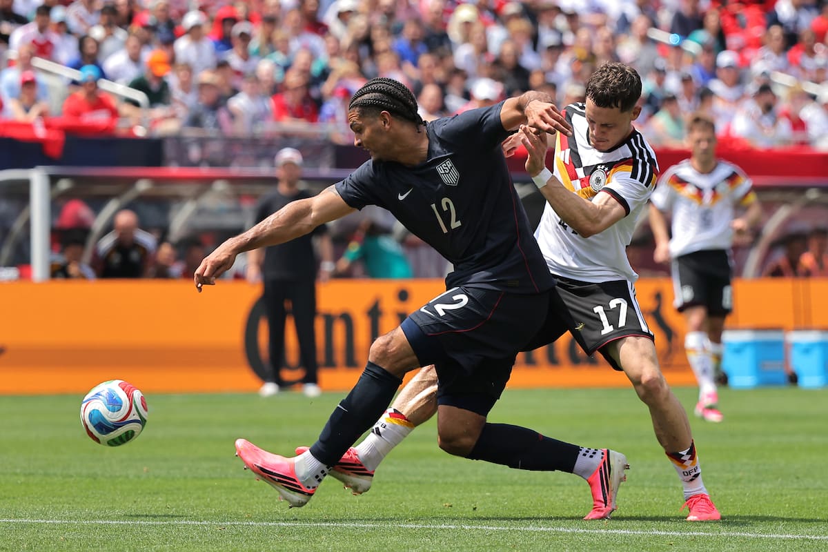 AMDEP6420. CHICAGO (ESTADOS UNIDOS), 06/06/2026.- Miles Robinson (i) de Estados Unidos disputa un balón con Florian Wirtz este sábado, en un partido amistoso previo al Mundial de la FIFA 2026 entre Estados Unidos y Alemania en el estadio Soldier Field en Chicago (Estados Unidos). EFE/ Kenneth Fernández