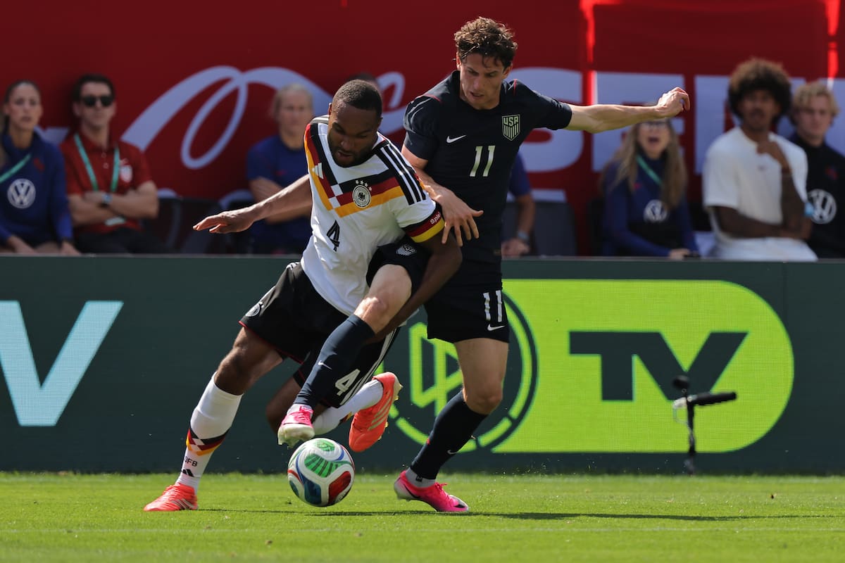 AMDEP6420. CHICAGO (ESTADOS UNIDOS), 06/06/2026.- Brenden Aaronson (d) de Estados Unidos disputa un balón con Jonathan Tah de Alemania este sábado, en un partido amistoso previo al Mundial de la FIFA 2026 entre Estados Unidos y Alemania en el estadio Soldier Field en Chicago (Estados Unidos). EFE/ Kenneth Fernández