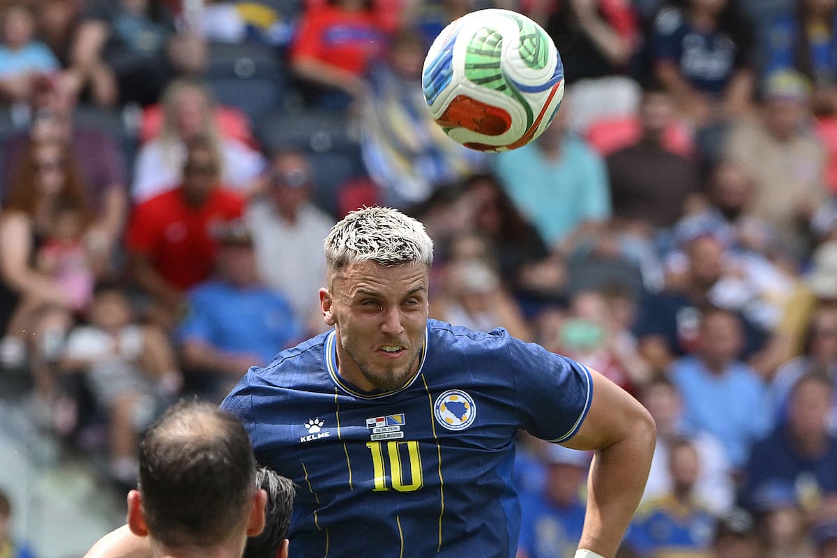 AMDEP6468. SAN LUIS (ESTADOS UNIDOS), 06/06/2026.- Ermedin Demirovic de Bosnia Herzegovina cabecea el balón este sábado, en un partido amistoso previo al Mundial de la FIFA 2026 entre Panamá y Bosnia Herzegovina en el estadio Energizer Park en San Luis (Estados Unidos). EFE/ Tim Vizer