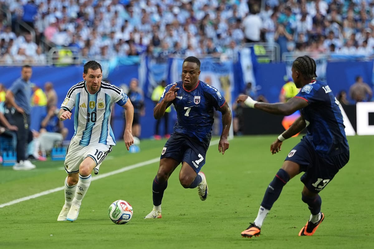 GR6039. MIAMI (ESTADOS UNIDOS), 03/07/2026.- Lionel Messi (i) de Argentina disputa un balón con Jovane Cabral (c) de Cabo Verde este viernes, en un partido de los dieciseisavos de final del Mundial de la FIFA 2026 entre Argentina y Cabo Verde en el estadio Hard Rock en Miami (EE.UU.). EFE/ Alberto Boal
