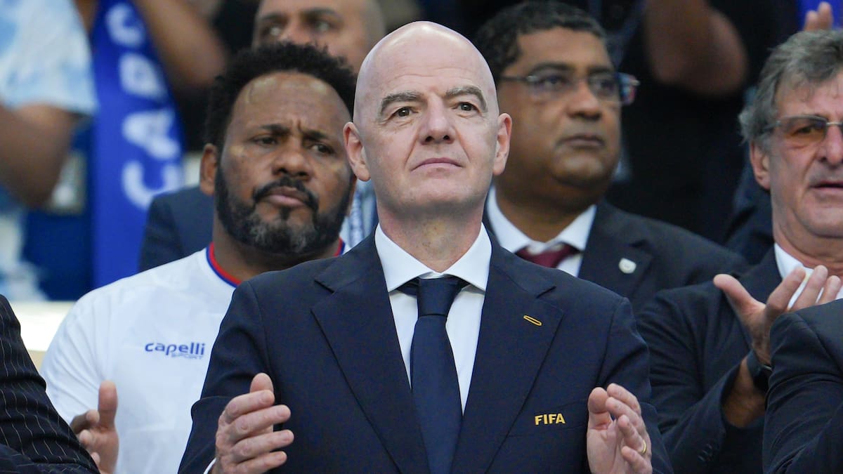 GR6012. MIAMI (ESTADOS UNIDOS), 03/07/2026.- El presidente de la FIFA, Gianni Infantino, reacciona este viernes en un partido de los dieciseisavos de final del Mundial de la FIFA 2026 entre Argentina y Cabo Verde en el estadio Hard Rock en Miami (EE.UU.). EFE/ Alberto Boal