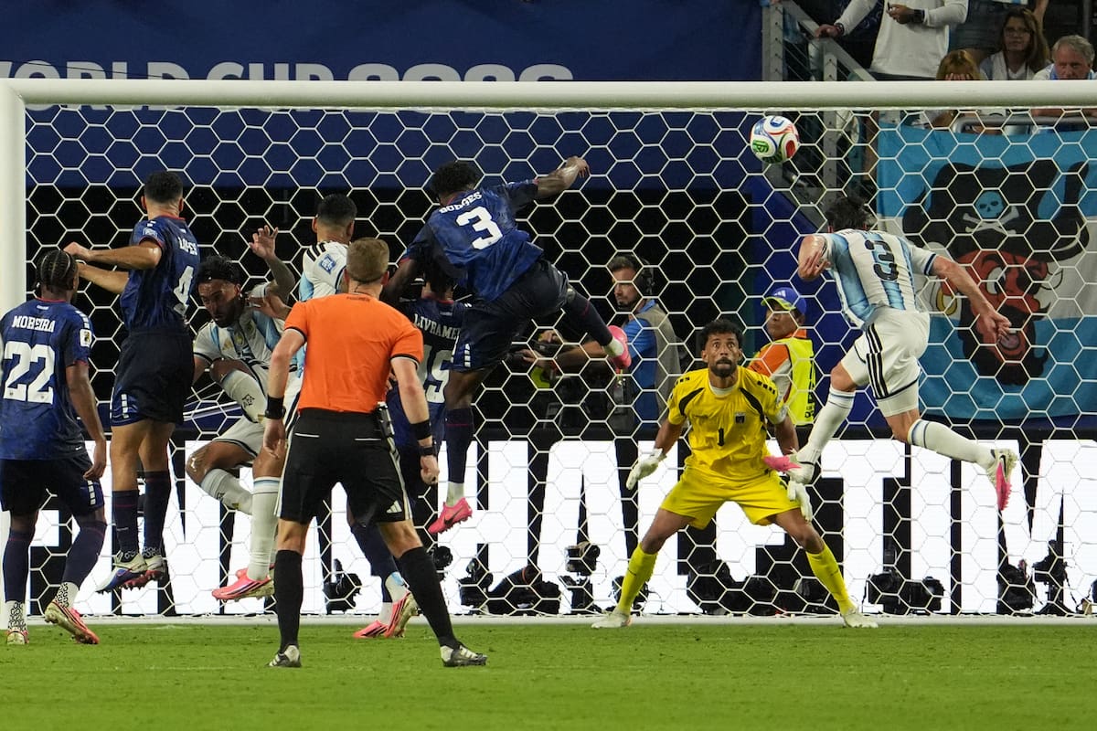 GR6122. MIAMI (ESTADOS UNIDOS), 03/07/2026.- Nicolas Tagliafico(d) de Argentina cabecea un balón este viernes, en un partido de los dieciseisavos de final del Mundial de la FIFA 2026 entre Argentina y Cabo Verde en el estadio Hard Rock en Miami (EE.UU.). EFE/ Alberto Boal