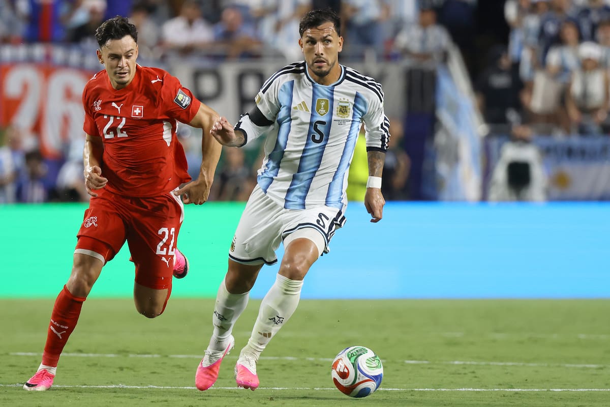 GR7028. KANSAS (ESTADOS UNIDOS), 11/07/2026.- Leandro Paredes (d) de Argentina disputa un balón con Fabian Rieder de Suiza este sábado, en un partido de cuartos de final del Mundial de la FIFA 2026 entre Argentina y Suiza en el estadio Arrowhead de Kansas (EE.UU.). EFE/ Kenneth Fernández