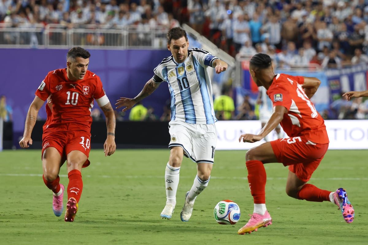 GR7028. KANSAS (ESTADOS UNIDOS), 11/07/2026.- Lionel Messi (c) de Argentina disputa un balón con Granit Xhaka (i) de Suiza este sábado, en un partido de cuartos de final del Mundial de la FIFA 2026 entre Argentina y Suiza en el estadio Arrowhead de Kansas (EE.UU.). EFE/ Kenneth Fernández