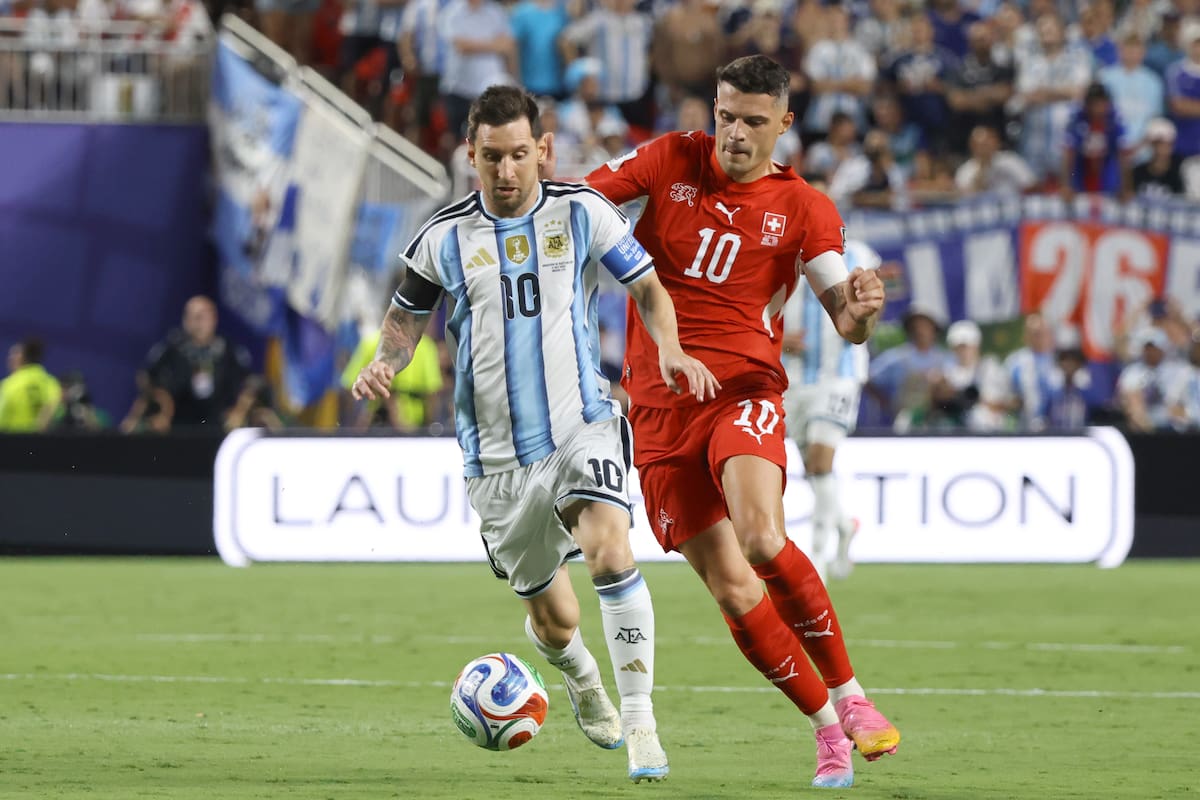 GR7028. KANSAS (ESTADOS UNIDOS), 11/07/2026.- Lionel Messi (i) de Argentina disputa un balón con Granit Xhaka de Suiza este sábado, en un partido de cuartos de final del Mundial de la FIFA 2026 entre Argentina y Suiza en el estadio Arrowhead de Kansas (EE.UU.). EFE/ Kenneth Fernández