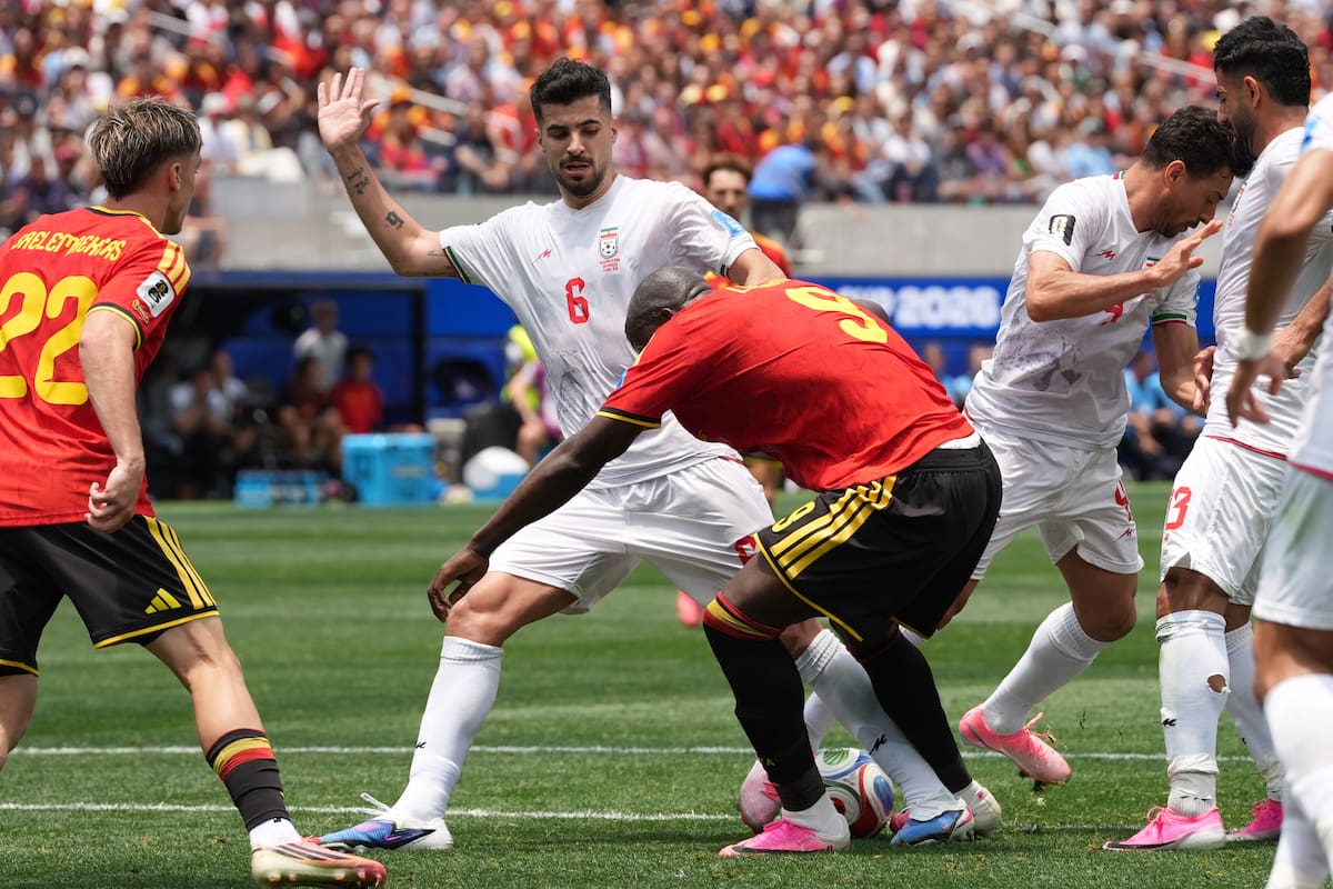 GR7275. LOS ÁNGELES (ESTADOS UNIDOS), 21/06/2026.- Romelu Lukaku (c-d) de Bélgica disputa el balón con Saeid Ezatolahi (c-i) de Irán este domingo, en un partido del grupo G del Mundial de la FIFA 2026 entre Bélgica e Irán, en el estadio SoFi en Los Ángeles (EE.UU.). EFE/ Omar Alonso