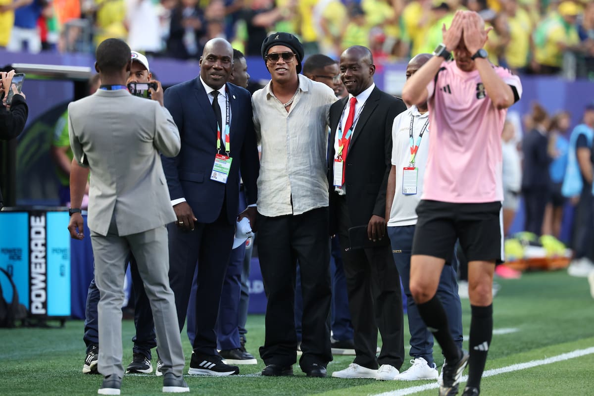 GR6058. FILADELFIA (ESTADOS UNIDOS), 19/06/2026.- El exfutbolista brasileño Ronaldinho (c) posa con seguidores este viernes, en un partido del grupo C del Mundial de la FIFA 2026 entre Brasil y Haití en el estadio Lincoln Financial Field en Filadelfia (Estados Unidos). EFE/ Sebastiao Moreira