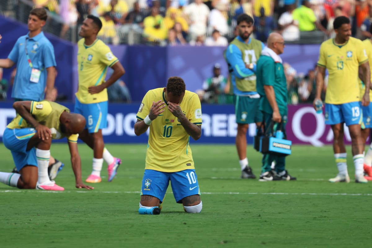 AMDEP8171. NUEVA JERSEY (ESTADOS UNIDOS), 05/07/2026.- Neymar (c) de Brasil reacciona este domingo, al final de un partido por los octavos de final del Mundial de la FIFA 2026 entre Brasil y Noruega en el estadio MetLife en Nueva Jersey (Estados Unidos). EFE/ Octavio Guzman