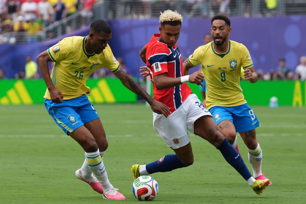 AMDEP8185. NUEVA JERSEY (ESTADOS UNIDOS), 05/07/2026.- Rayan (i) y Matheus Cunha (d) de Brasil disputa el balón con Antonio Nusa de Noruega este domingo, en un partido por los octavos de final del Mundial de la FIFA 2026 entre Brasil y Noruega en el estadio MetLife en Nueva Jersey (Estados Unidos). EFE/ Angel Colmenares