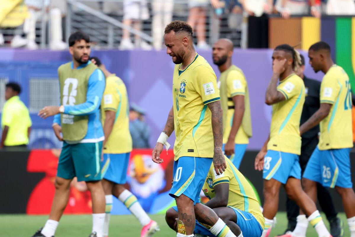 AMDEP8171. NUEVA JERSEY (ESTADOS UNIDOS), 05/07/2026.- Neymar (c) de Brasil llora este domingo, al final de un partido por los octavos de final del Mundial de la FIFA 2026 entre Brasil y Noruega en el estadio MetLife en Nueva Jersey (Estados Unidos). EFE/ Octavio Guzman