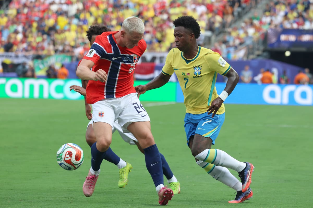 AMDEP8227. NUEVA JERSEY (ESTADOS UNIDOS), 05/07/2026.- Vinícius Júnior (d) de Brasil disputa el balón con Julian Ryerson de Noruega este domingo, en un partido por los octavos de final del Mundial de la FIFA 2026 entre Brasil y Noruega en el estadio MetLife en Nueva Jersey (Estados Unidos). EFE/ Octavio Guzman