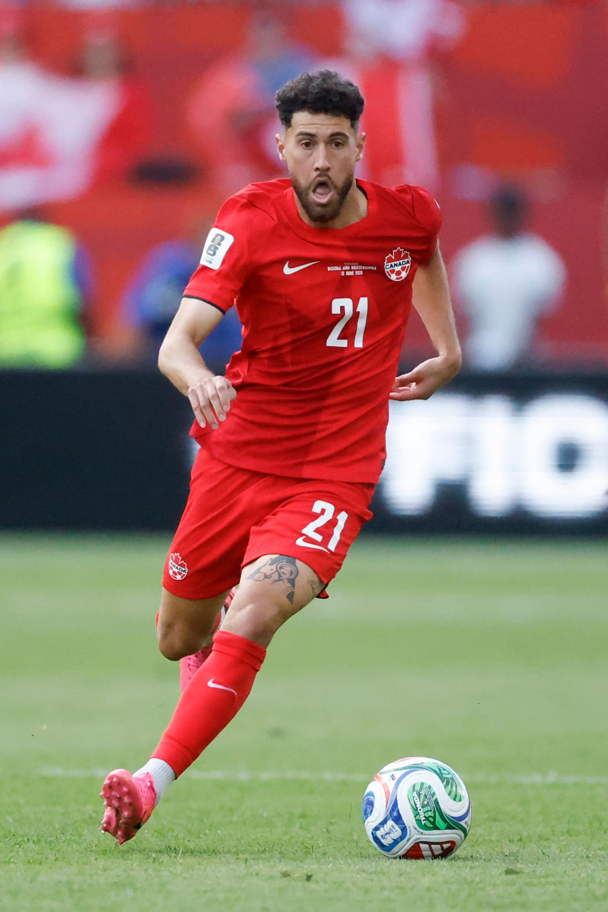 GR5224. TORONTO (CANADÁ), 12/06/2026.- Jonathan Osorio de Canadá controla el balón este viernes, en un partido del grupo B del Mundial de la FIFA 2026 entre Canadá y Bosnia y Herzegovina en el estadio BMO Field en Toronto (Canadá). EFE/ Bienvenido Velasco