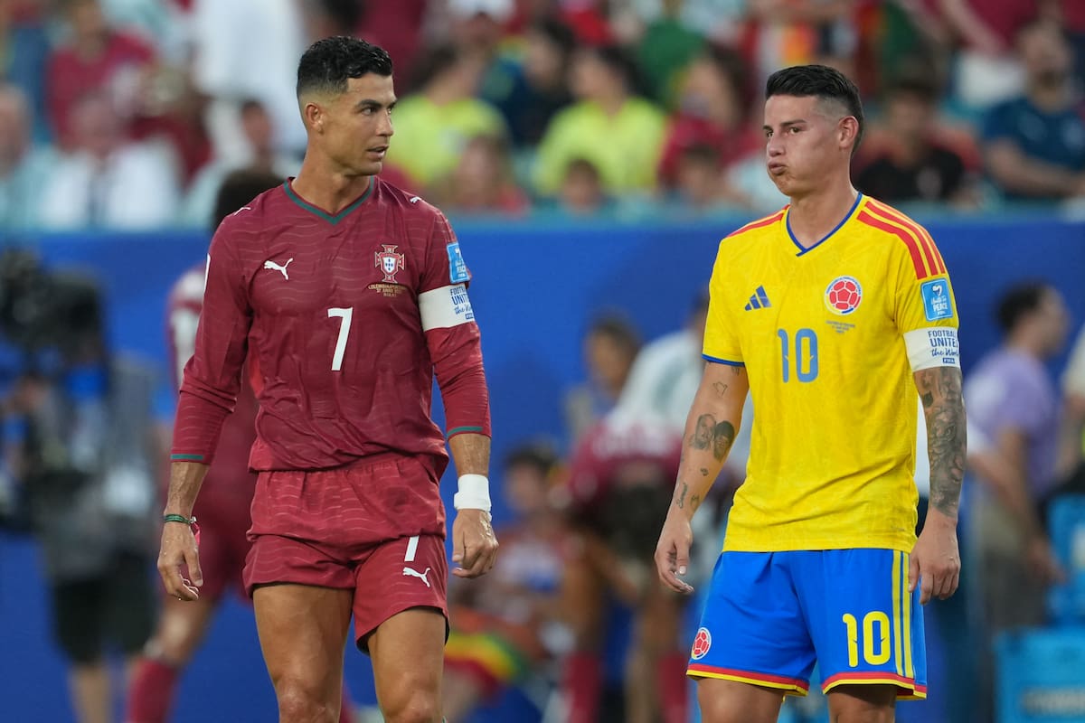 GR7127. MIAMI (ESTADOS UNIDOS), 27/06/2026.- James Rodríguez (d) de Colombia reacciona junto a Cristiano Ronaldo de Portugal este sábado, en un partido del grupo K del Mundial de la FIFA 2026 entre Colombia y Portugal en el estadio Hard Rock en Miami (Estados Unidos). EFE/ Alberto Boal
