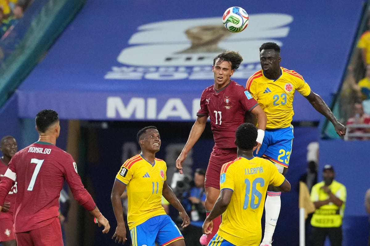 GR7127. MIAMI (ESTADOS UNIDOS), 27/06/2026.- Davinson Sánchez (d) de Colombia disputa un balón con João Félix de Portugal este sábado, en un partido del grupo K del Mundial de la FIFA 2026 entre Colombia y Portugal en el estadio Hard Rock en Miami (Estados Unidos). EFE/ Alberto Boal