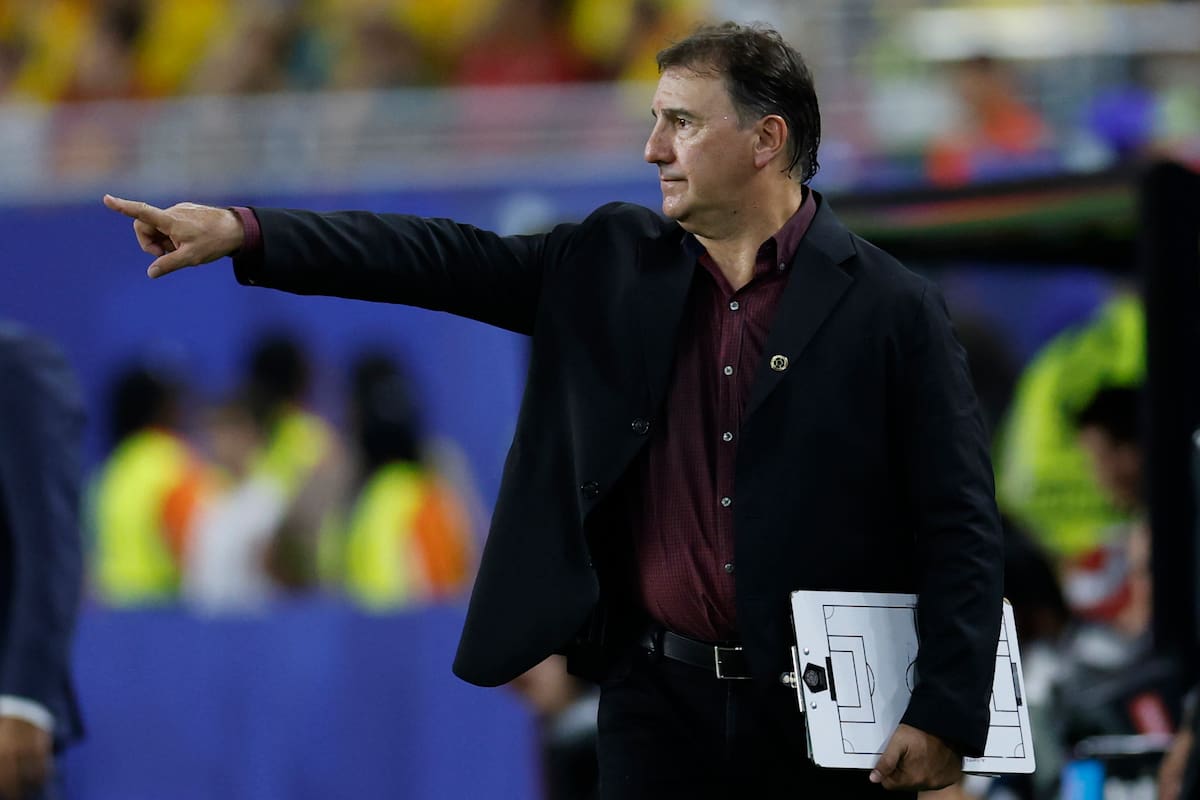 GR7124. MIAMI (ESTADOS UNIDOS), 27/06/2026.- El seleccionador de Colombia Nestor Lorenzo dirige este sábado, durante un partido del grupo K en el Mundial de la FIFA 2026 entre Colombia y Portugal en el estadio Hard Rock de Miami (EE.UU.). EFE/ Alberto Estevez