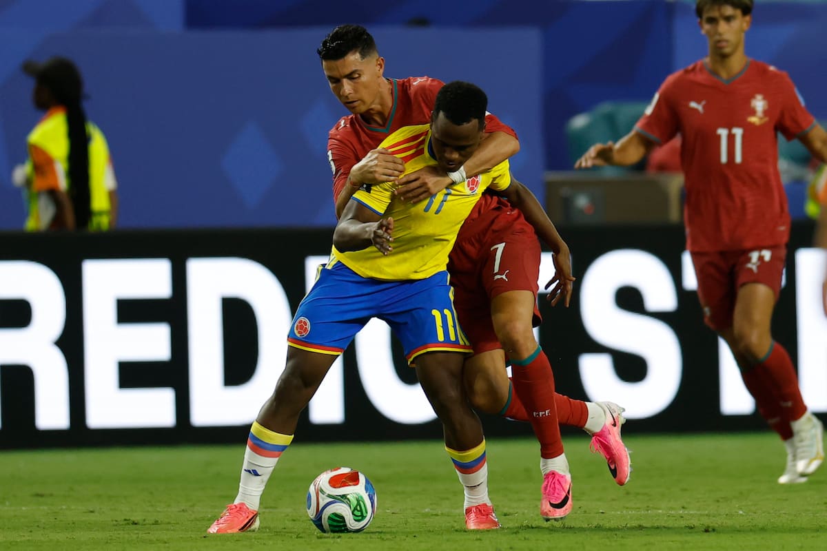 GR7136. MIAMI (ESTADOS UNIDOS), 27/06/2026.- Jhon Arias (c) de Colombia disputa el balón con Cristiano Ronaldo de Portugal este sábado, durante un partido del grupo K en el Mundial de la FIFA 2026 entre Colombia y Portugal en el estadio Hard Rock de Miami (EE.UU.). EFE/ Alberto Estevez