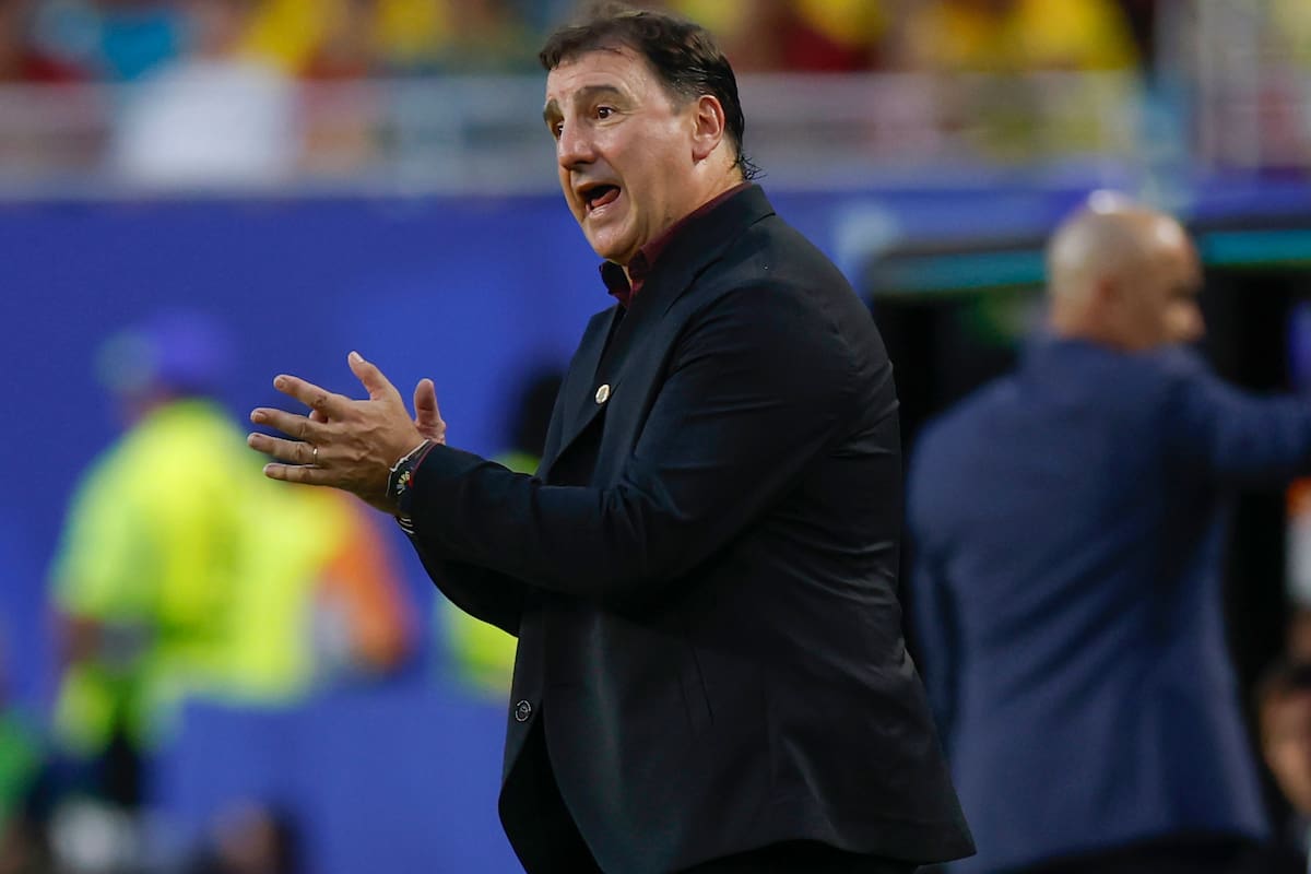 GR7124. MIAMI (ESTADOS UNIDOS), 27/06/2026.- El seleccionador de Colombia Nestor Lorenzo dirige este sábado, durante un partido del grupo K en el Mundial de la FIFA 2026 entre Colombia y Portugal en el estadio Hard Rock de Miami (EE.UU.). EFE/ Alberto Estevez