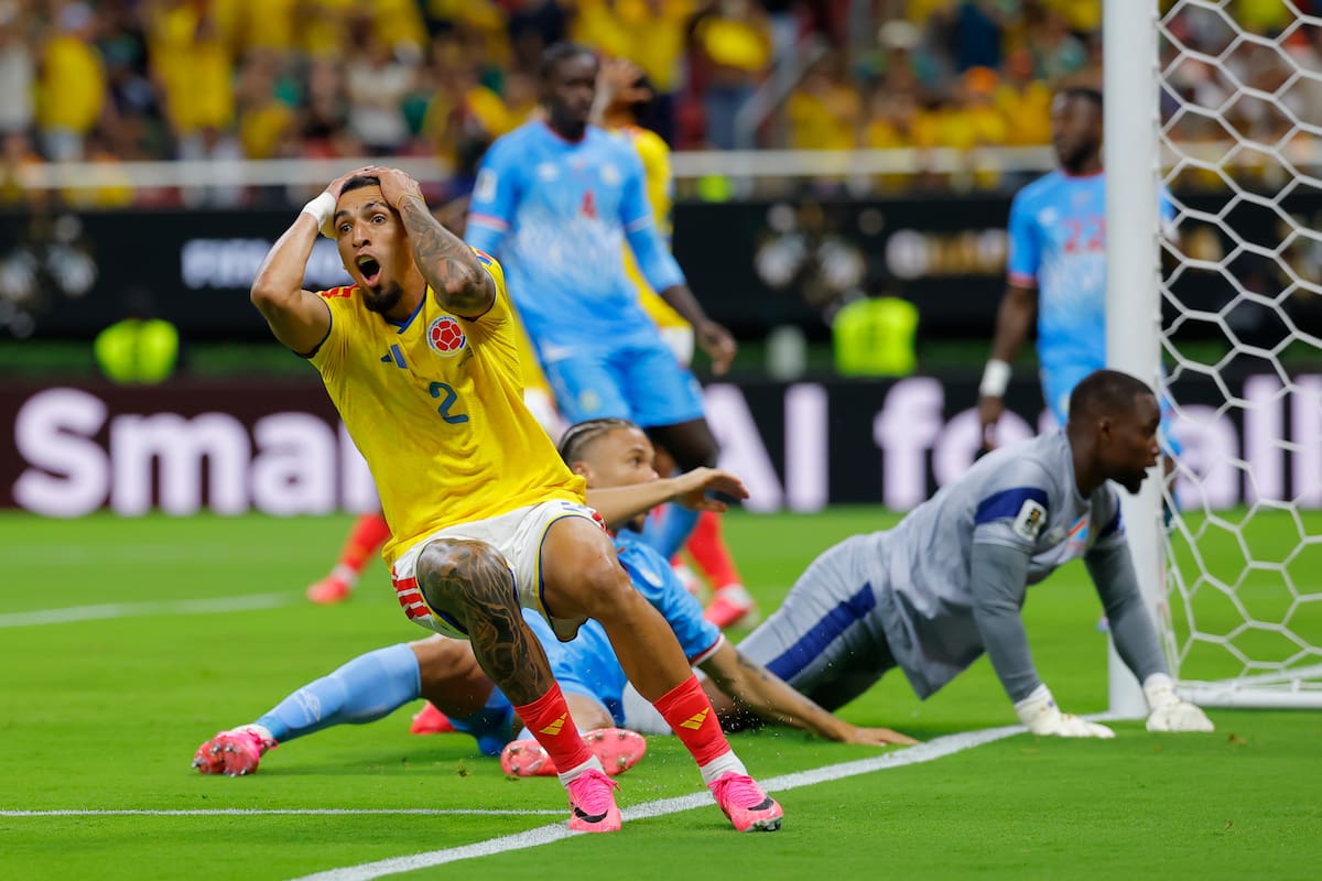 GR3172. GUADALAJARA (MÉXICO), 23/06/2026.- Daniel Muñoz de Colombia se lamenta este martes, en un partido del grupo K del Mundial de la FIFA 2026 entre Colombia y RD Congo, en el estadio Akron en Guadalajara (México). EFE/ Francisco Guasco