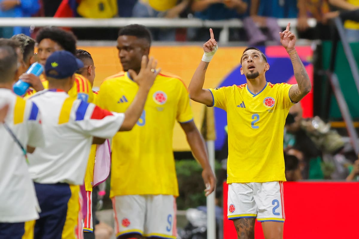 GR3172. GUADALAJARA (MÉXICO), 23/06/2026.- Daniel Muñoz (d) de Colombia celebra un gol este martes, en un partido del grupo K del Mundial de la FIFA 2026 entre Colombia y RD Congo, en el estadio Akron en Guadalajara (México). EFE/ Francisco Guasco