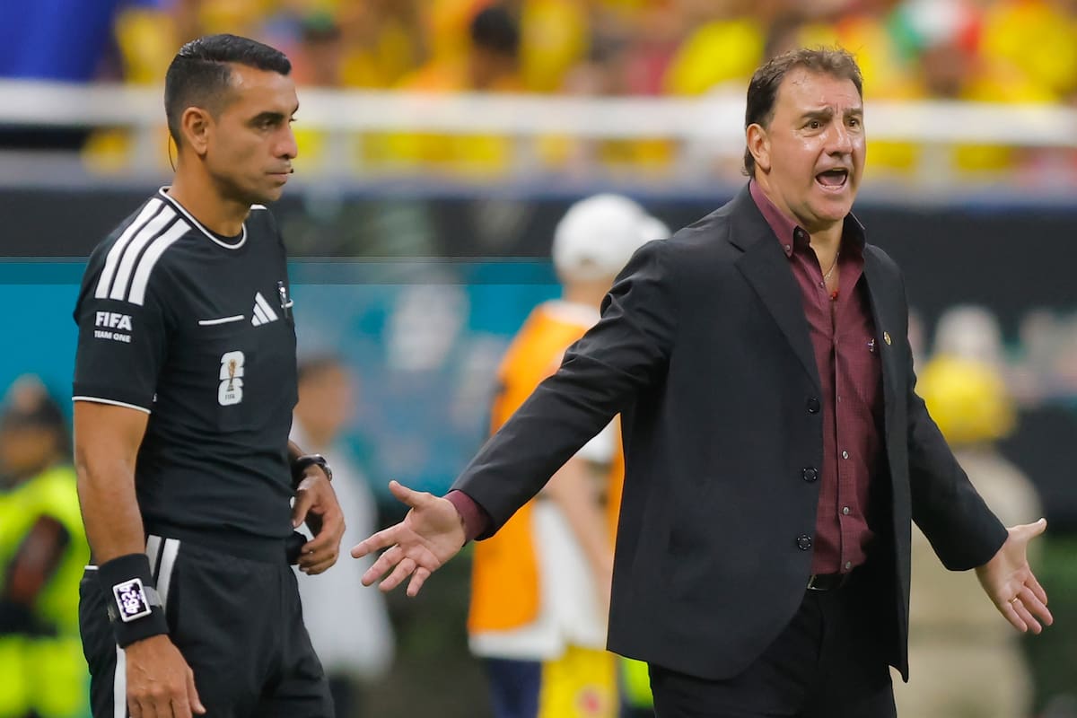 GR3172. GUADALAJARA (MÉXICO), 23/06/2026.- El seleccionador de Colombia, Nestor Lorenzo da indicaciones este martes, en un partido del grupo K del Mundial de la FIFA 2026 entre Colombia y RD Congo, en el estadio Akron en Guadalajara (México). EFE/ Francisco Guasco