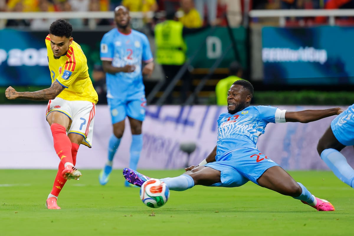 GR3172. GUADALAJARA (MÉXICO), 23/06/2026.- Luis Díaz (i) de Colombia disputa un balón con Chancel Mbemba de Congo este martes, en un partido del grupo K del Mundial de la FIFA 2026 entre Colombia y RD Congo, en el estadio Akron en Guadalajara (México). EFE/ Francisco Guasco