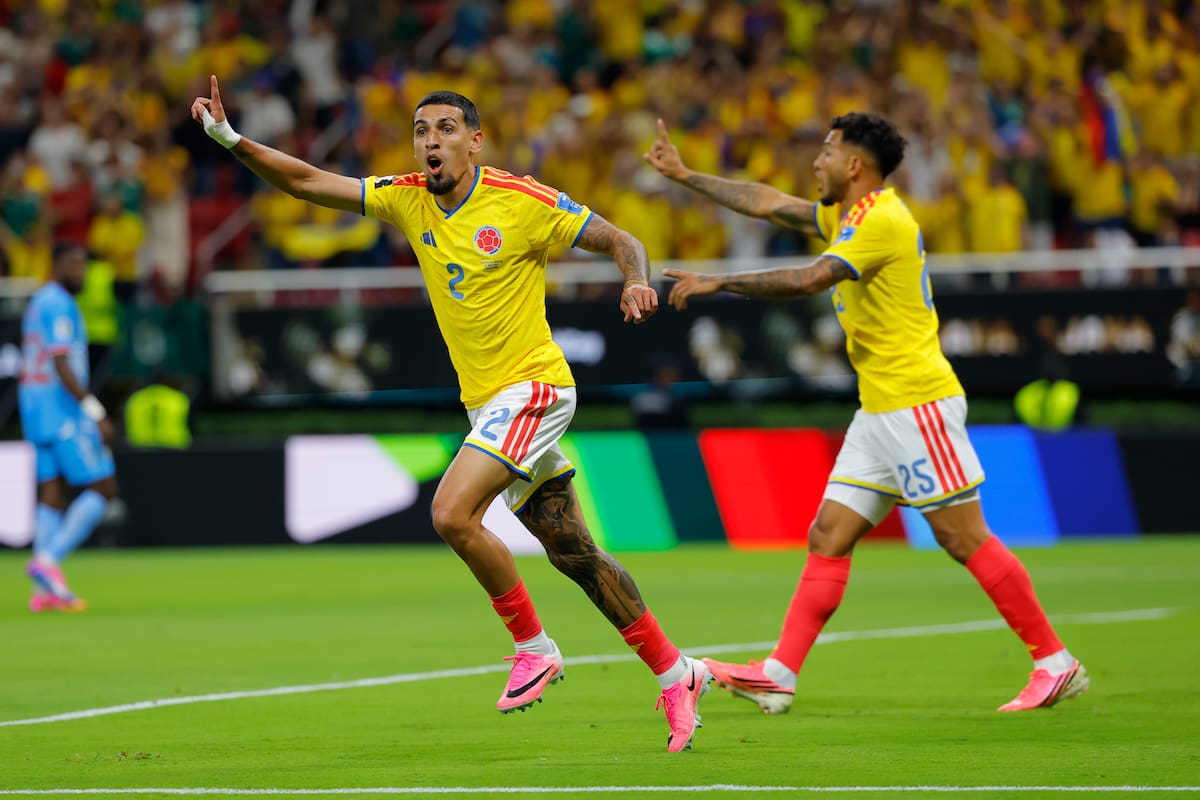 Daniel Muñoz (i) de Colombia reacciona por un gol anulado este martes, en un partido del grupo K del Mundial de la FIFA 2026 entre Colombia y RD Congo, en el estadio Akron en Guadalajara (México). EFE/ Francisco Guasco