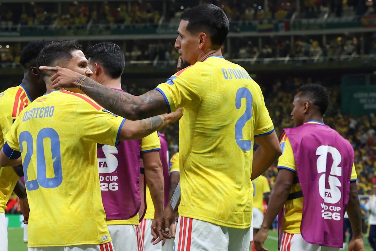 GR3244. GUADALAJARA (MÉXICO), 23/06/2026.- Daniel Muñoz (d) de Colombia celebra un gol de este martes, durante un partido del grupo K del Mundial de la FIFA 2026 entre Colombia y RD Congo en el estadio Akron en Guadalajara (México). EFE/ Alex Cruz